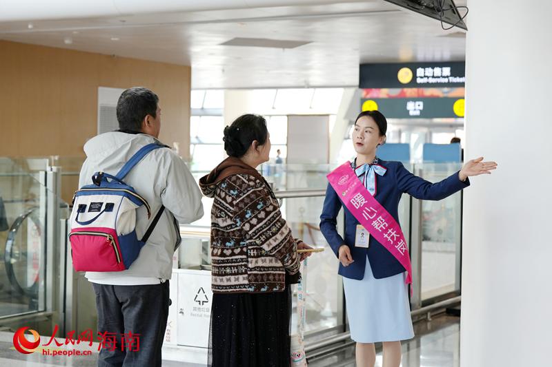 工作人员在现在为出行旅客做好服务。人民网记者  符武平摄