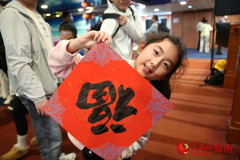 乘客小朋友在船上收到“福”字。人民网记者 符武平摄