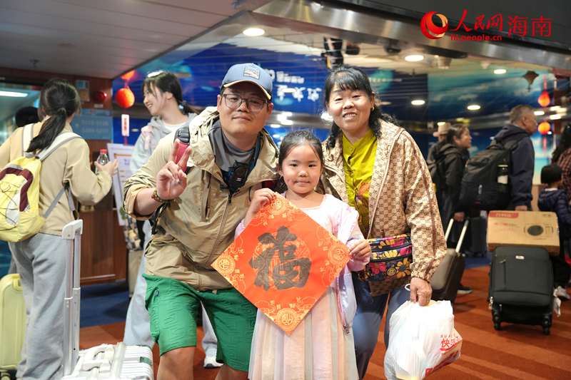 收到新春的祝福，温暖了乘客的回家路。人民网记者 符武平摄