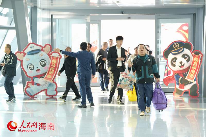 工作人员引导旅客登船。人民网记者 符武平摄