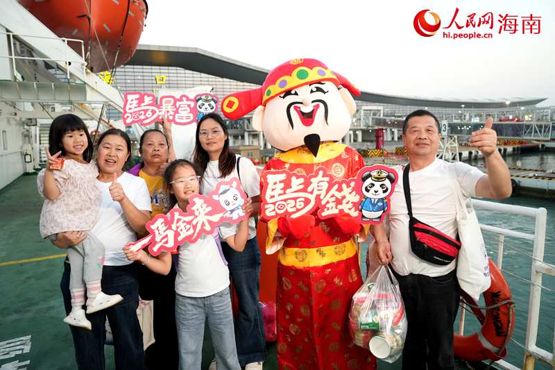 游客參與“迎財接福·福滿新春”活動，感受海上新春年味。人民網記者 符武平攝 