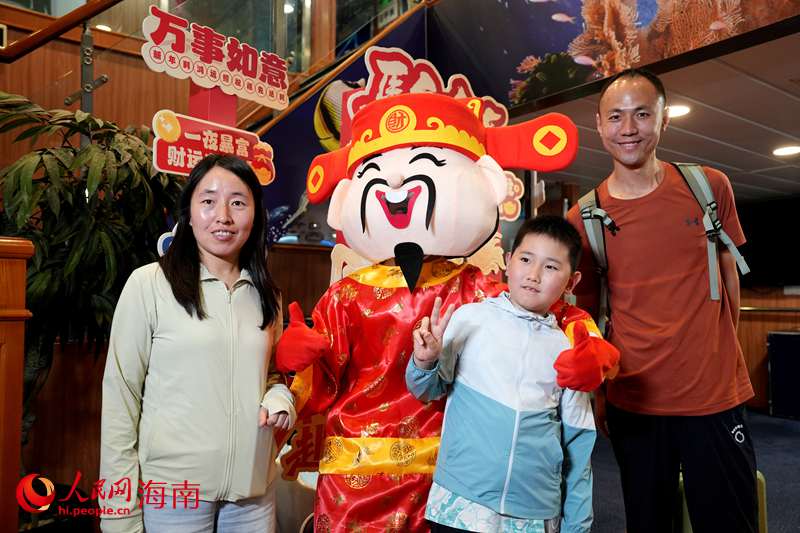 游客參與“迎財接福·福滿新春”活動，感受海上新春年味。人民網記者 符武平攝 