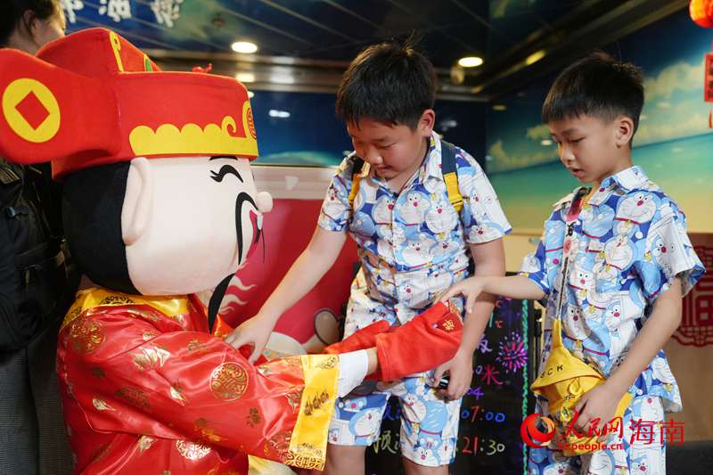 游客參與“迎財接福·福滿新春”活動，感受海上新春年味。人民網記者 符武平攝