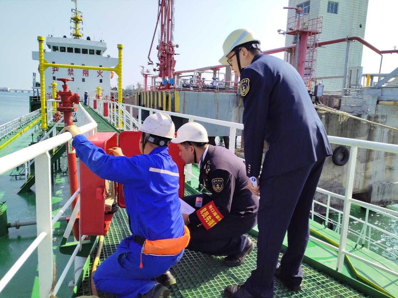 海事部門工作人員檢查船舶消防設施。海口海事局供圖