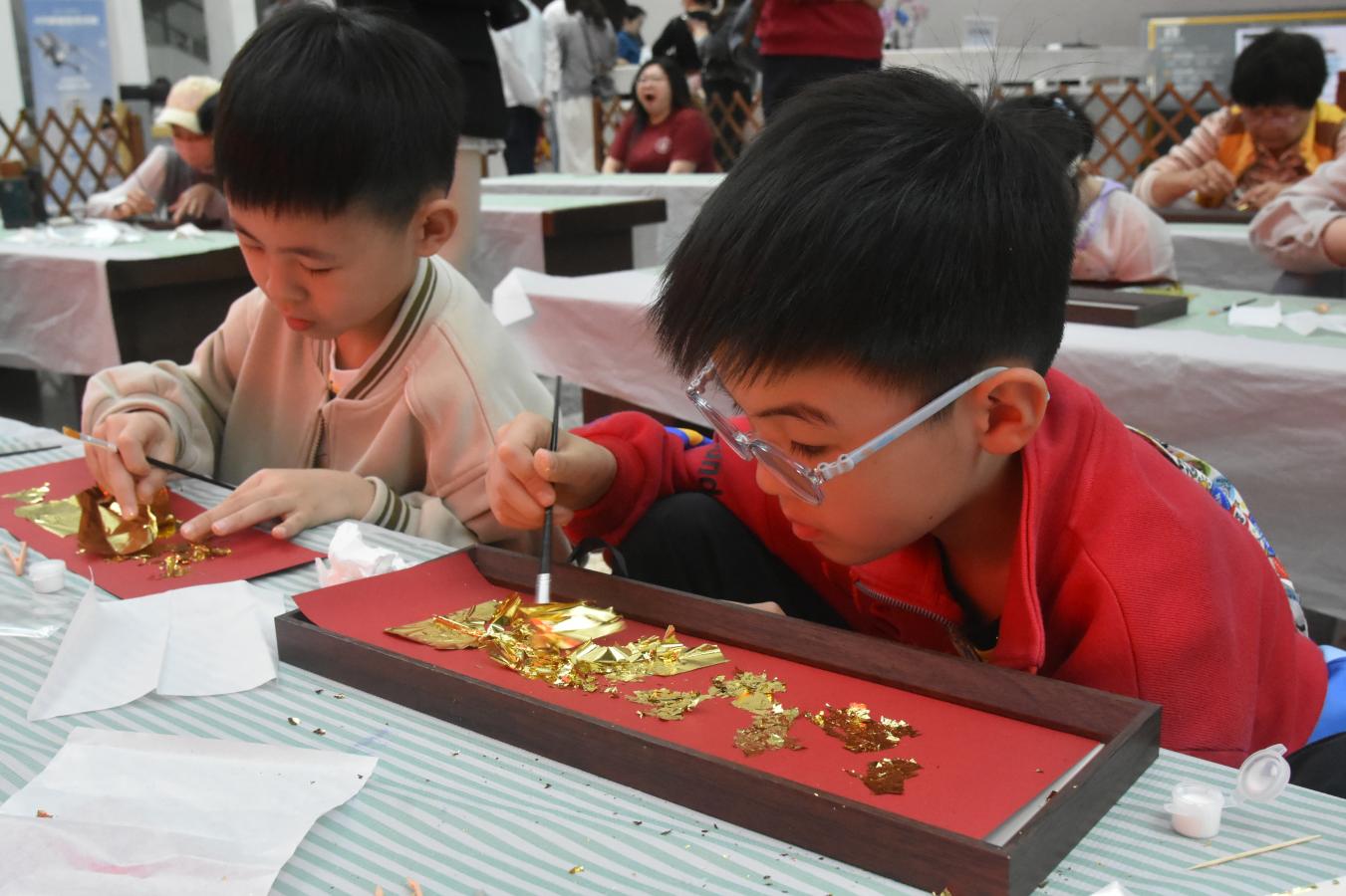 兒童在博物館學習金箔畫制作。海南省博物館供圖