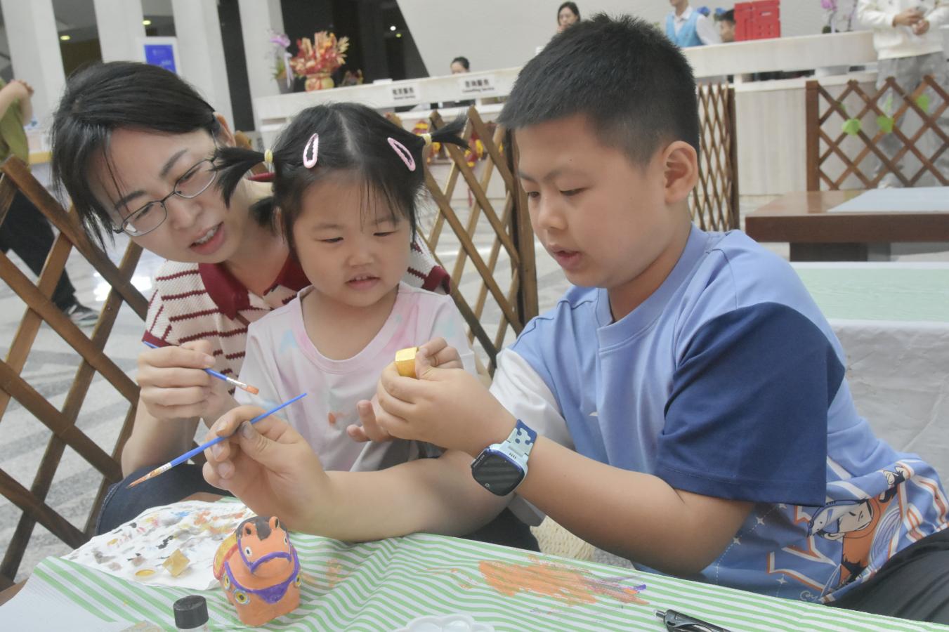 石膏彩繪DIY手工活動，親子家庭品“年味”。海南省博物館供圖