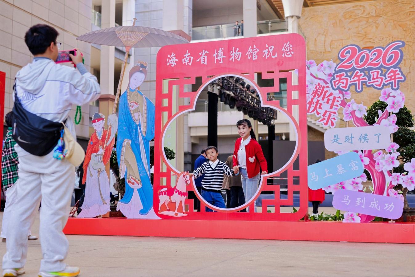 市民游客在博物館打卡拍照。海南省博物館供圖