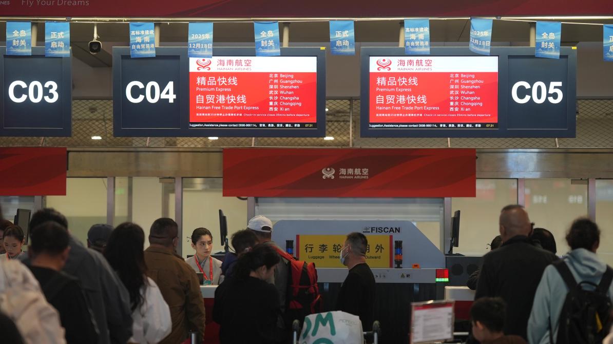 春节期间,旅客在海南航空值机柜台前有序办理值机