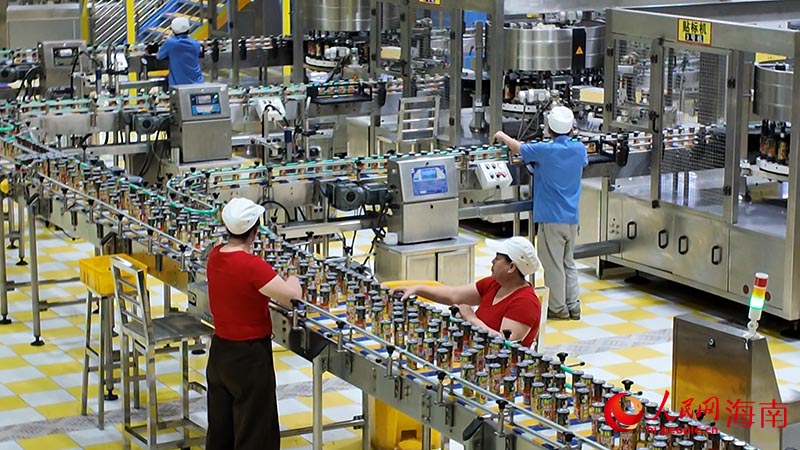 工人们正在产线上忙碌。人民网记者 牛良玉摄.jpg
