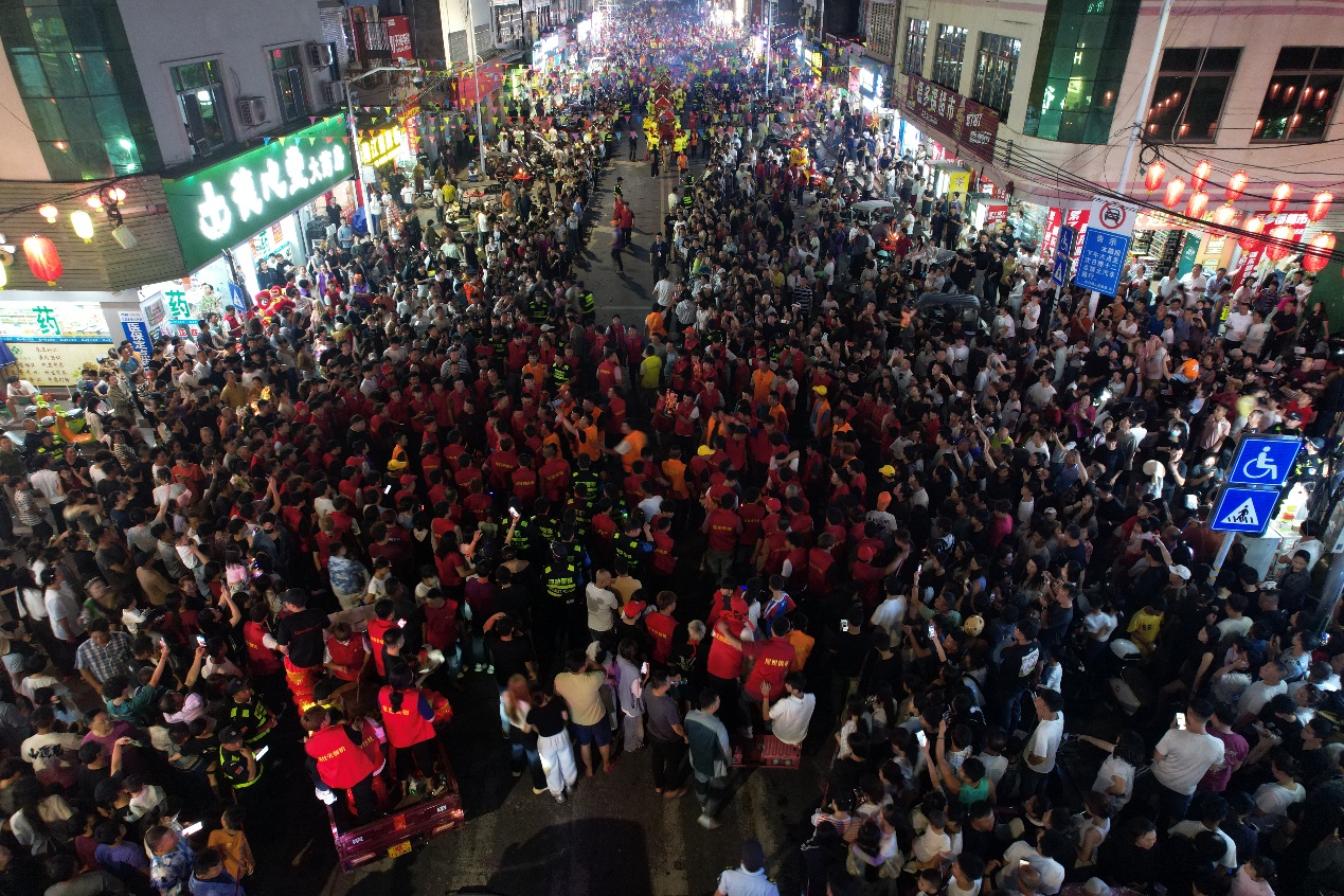 活动现场人头攒动。林春干摄