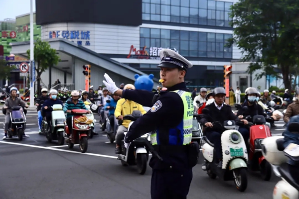 交警日常指揮交通。圖源：椰城交警