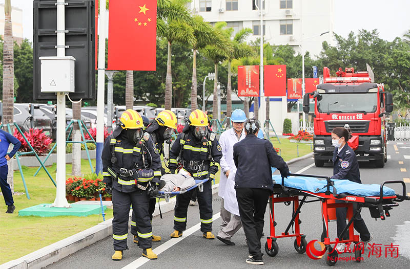 演练现场，消防员与医护人员正在转运伤员。人民网记者 牛良玉摄
