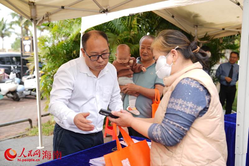 海南省劳动人事争议联合调解中心调解员在现场给市民答疑解惑。人民网记者 符武平摄