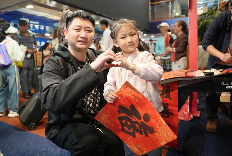 在瓊桂航線長樂公主輪、萬榮海輪、棋子灣輪同步啟航新春文化主題活動中，乘客收到了新春祝“福”。人民網記者 符武平攝