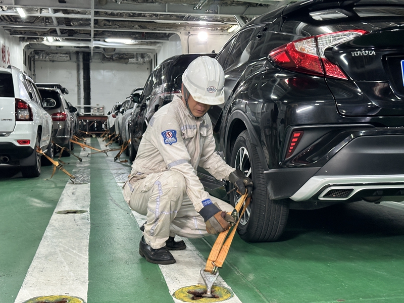 船員正在將登船車輛固定。海峽股份供圖