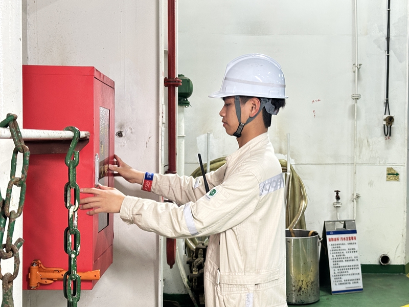 船員正在檢查船上消防設施。海峽股份供圖