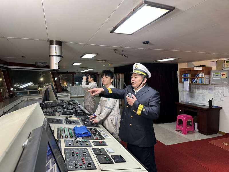 船長正在工作中。海峽股份供圖