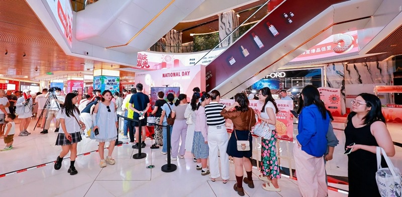 消费者在海控免税城参与促销活动。海控免税供图