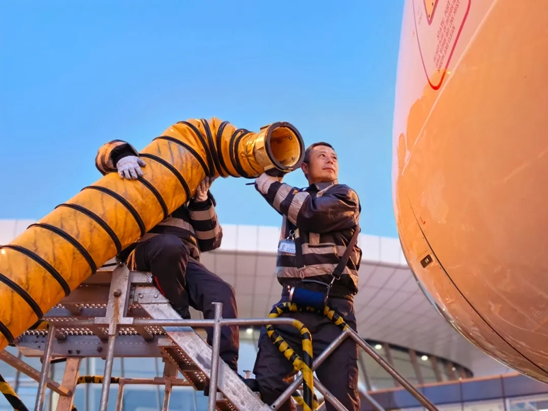 新海航海航技术管理干部下一线保障春运航班。