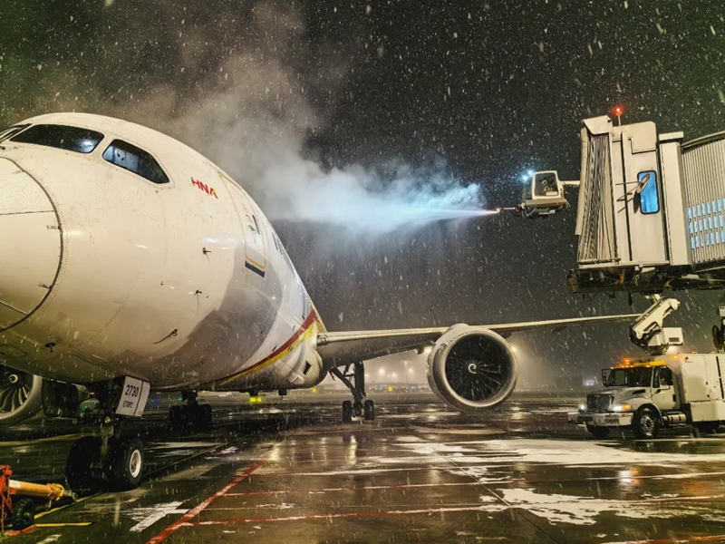 新海航海航技术机务人员进行除雪工作。