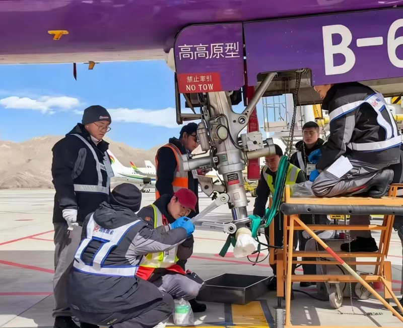 重庆维修基地党员先锋队赴拉萨完成起落架排故工作。