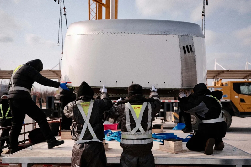 大新华飞维进行发动机进气道更换工作。