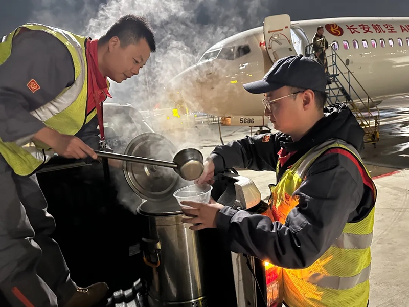 新海航海航技术开展机坪“送温暖”活动。