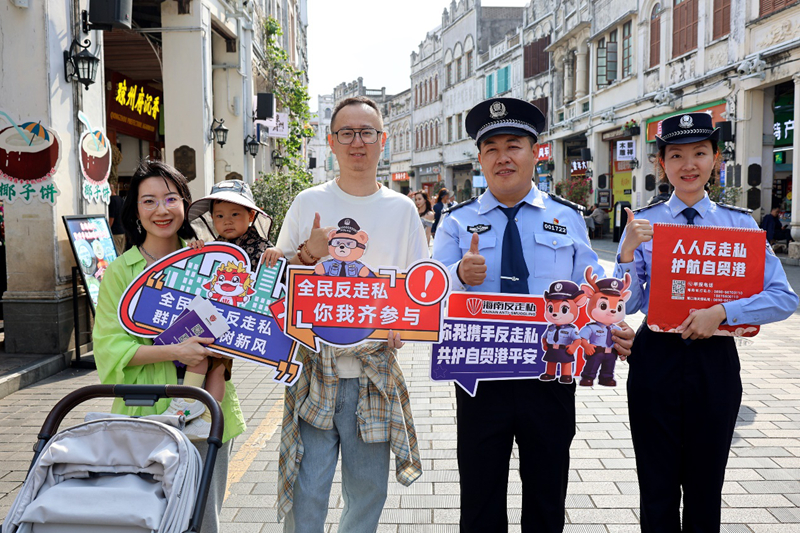 普法志愿服务小分队开展反走私宣传。代龙超 摄