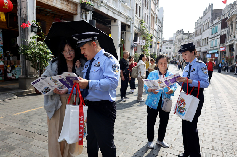 普法志愿服务小分队开展反走私宣传。代龙超 摄