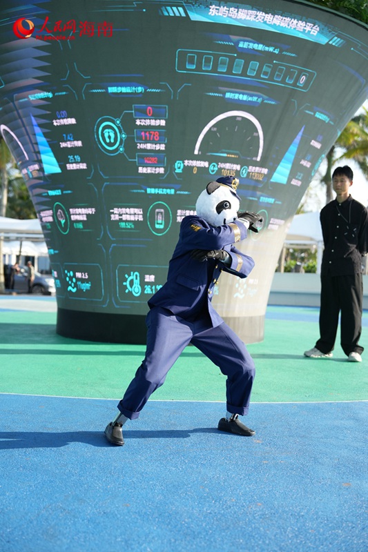 機器人在博鰲跳起“大花轎”舞蹈。 人民網記者 孟凡盛攝