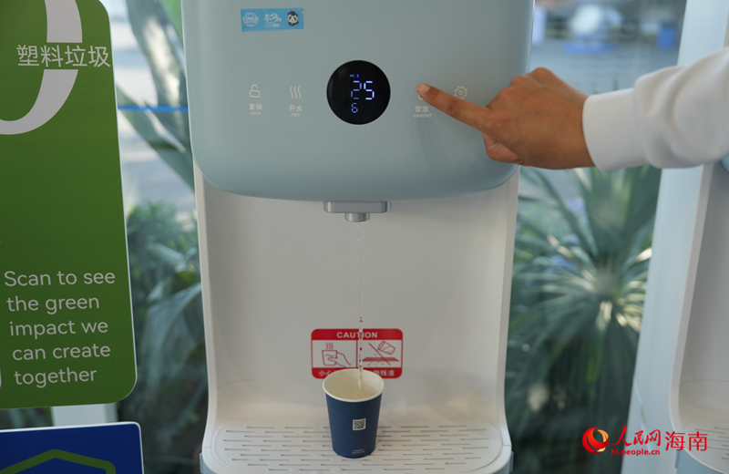 博蓄亞洲論壇這台機器能從空氣裡“變”出水，通過過濾+制冷+吸附等技術生成純淨水。人民網記者 孟凡盛攝