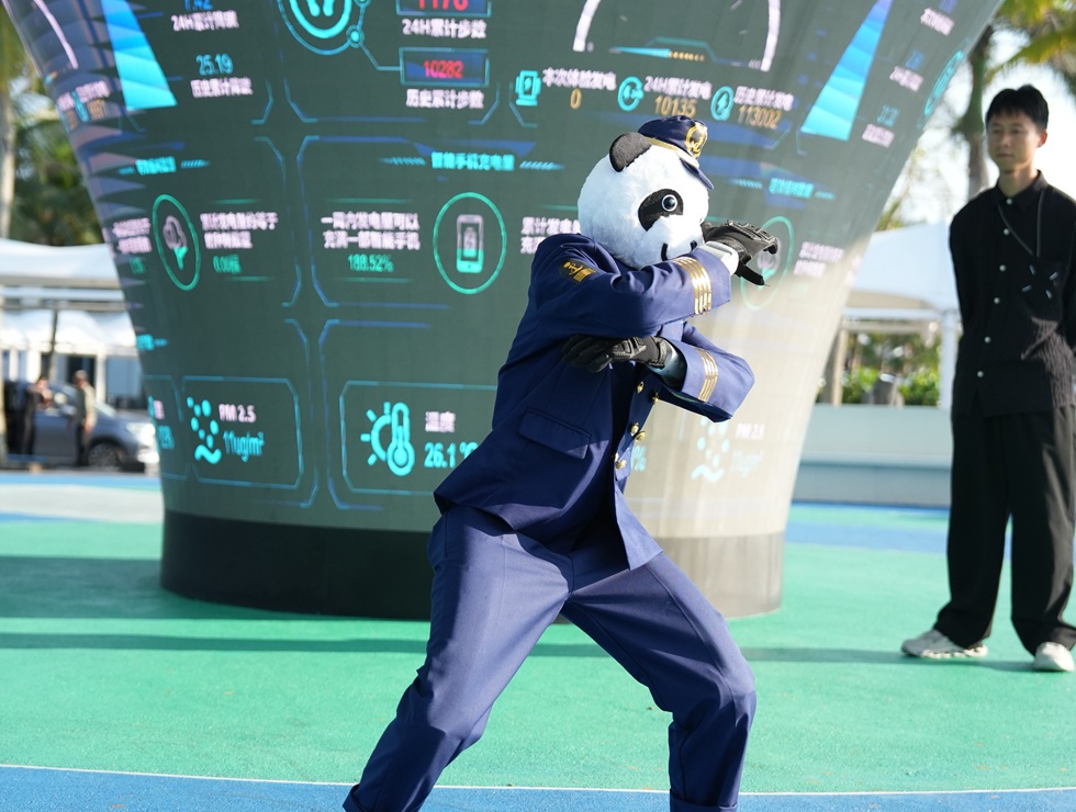 机器人在博鳌跳起“大花轿”舞蹈