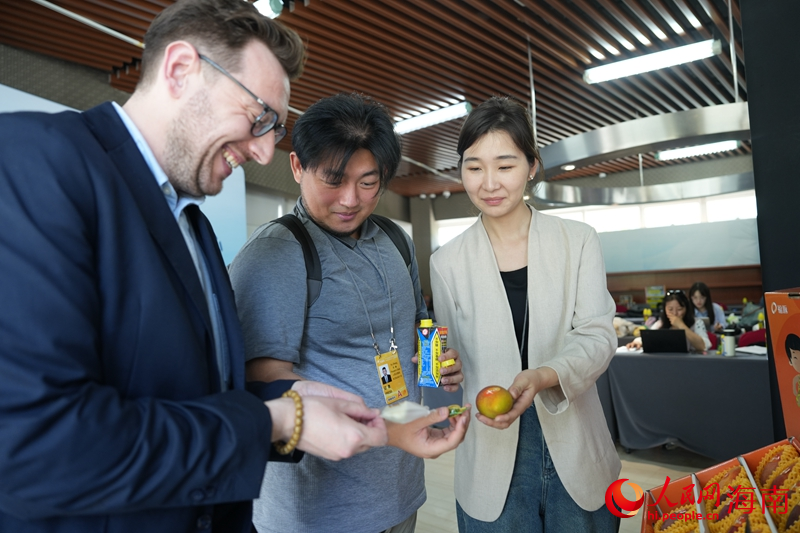 中外媒體記者品嘗甜蜜的“海南味道”。人民網記者 符武平攝