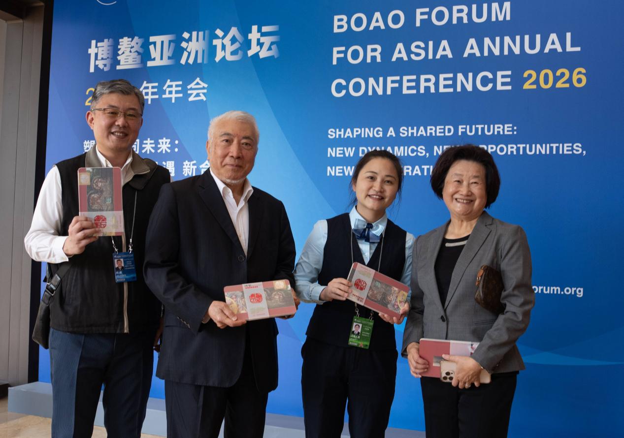 来自台北两岸共同市场基金会的参会嘉宾一行在博鳌亚洲论坛2026年年会现场的邮政服务点领取《博鳌印象》风光风情明信片