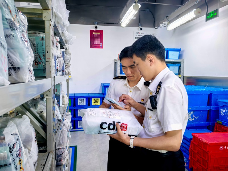 海口海關所屬海口港海關法制科關員正在海口新海港對離島免稅品進行監管。海口海關供圖