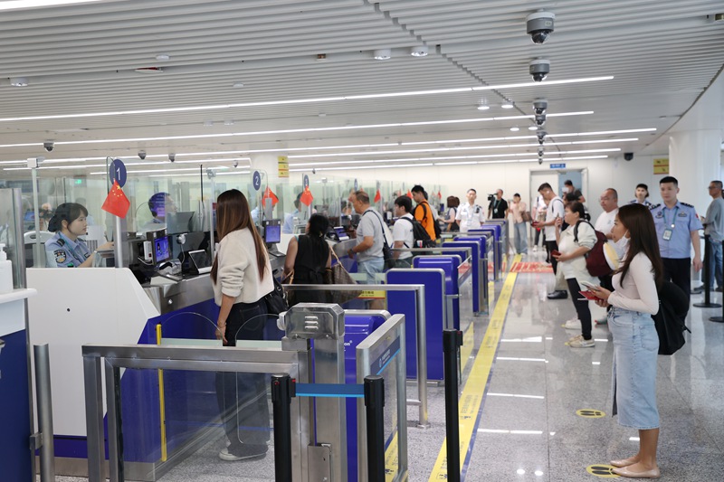 入境旅客有序候檢。王羽攝