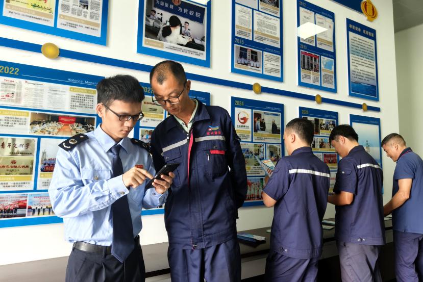 三沙市税务局在永兴岛设立税收宣传角,开展长护险政策讲解与个税汇算入户辅导。