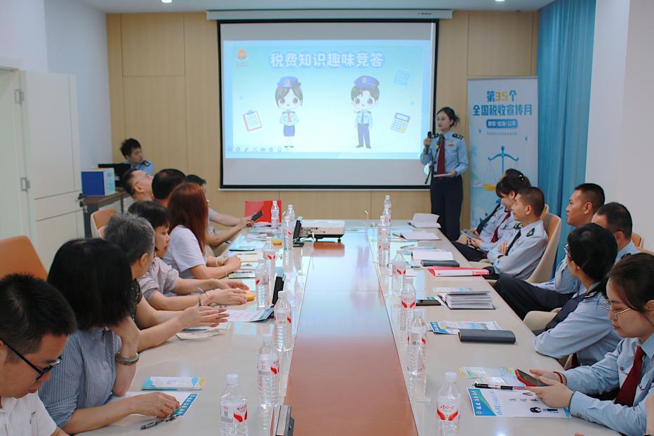 五指山市税务局举办税费知识趣味竞答活动,通过寓教于乐的形式,帮助纳税人掌握税费政策知识。