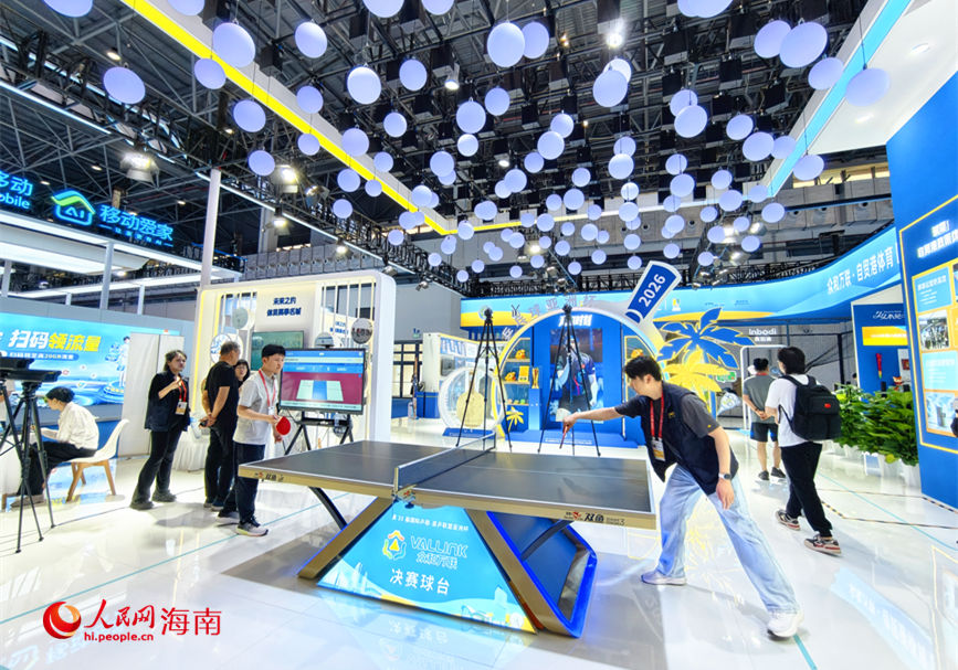 观众站上亚洲杯同款专业球台，亲身感受国际顶级赛事的魅力。人民网 符泽民摄