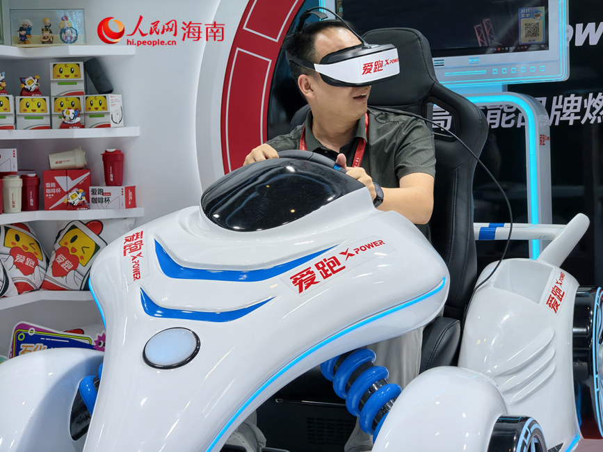 参展者沉浸式体验VR智能赛车。人民网 符泽民摄