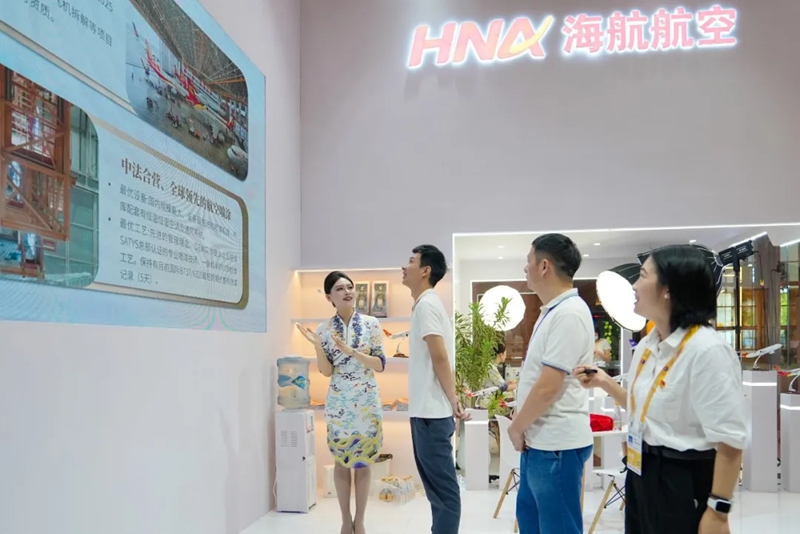 观展嘉宾在新海航航空集团展位了解海南自贸港一站式飞机维修产业基地业务发展情况。