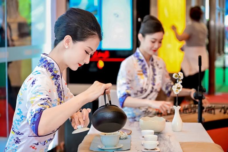 新海航航空集团乘务人员古筝茶艺展示。