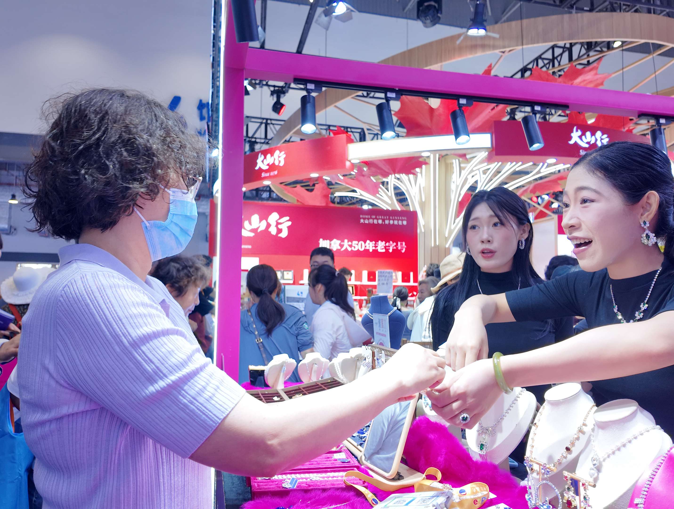 珠寶展區體驗交流