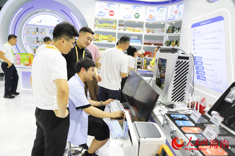 中科兴业面向C端的全浸没式液冷一体机受到众多观展者关注。人民网记者 牛良玉摄