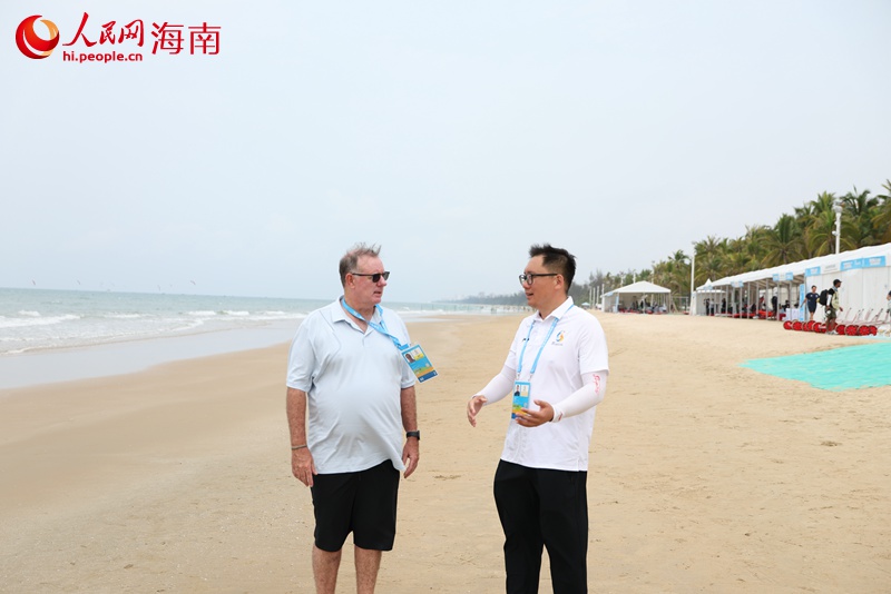 亞洲帆船聯合會技術官員大衛·布魯克斯（David Brookes）（左）接受採訪。實習生 王忠華攝