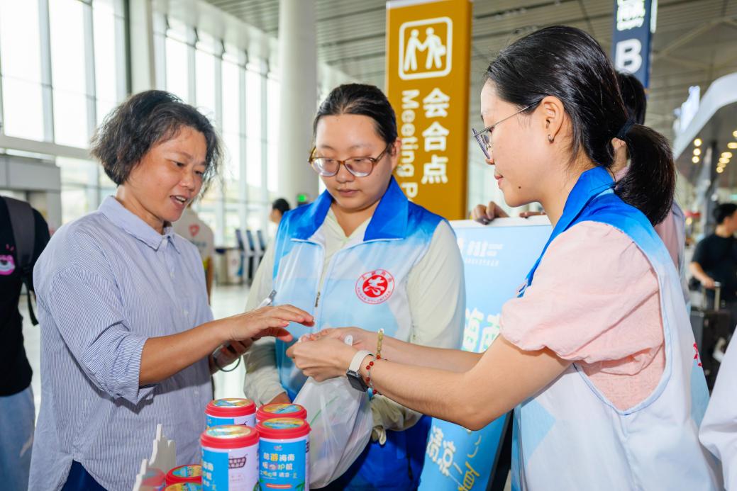 阳光海南旅游志愿服务队志愿者为游客送上清补凉。海南省旅游协会供图