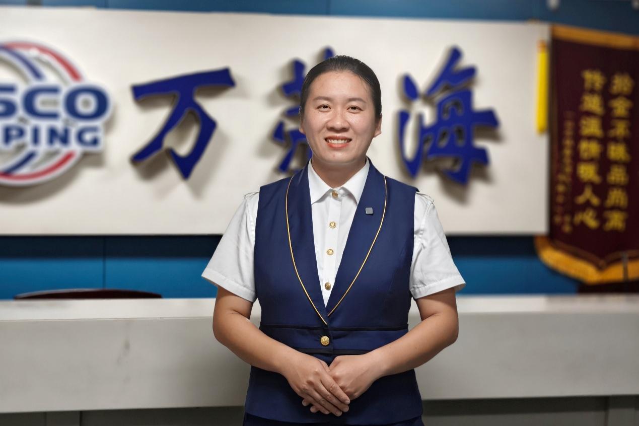 “万荣海”轮客运部主任王亚霞接待登船旅客。海峡股份供图