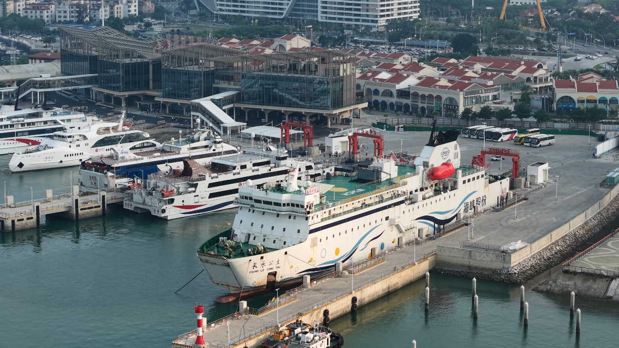 靠泊在北海港码头的“长乐公主”轮。海峡股份供图