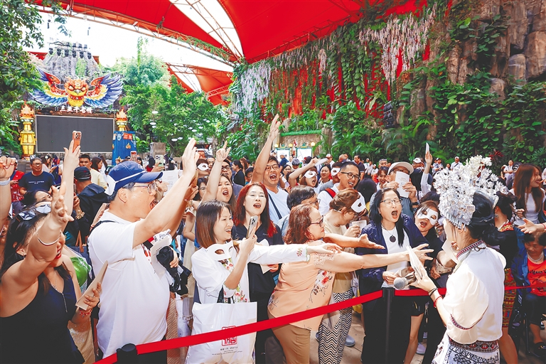 三亚千古情景区，游客争相与演员互动。景区供图