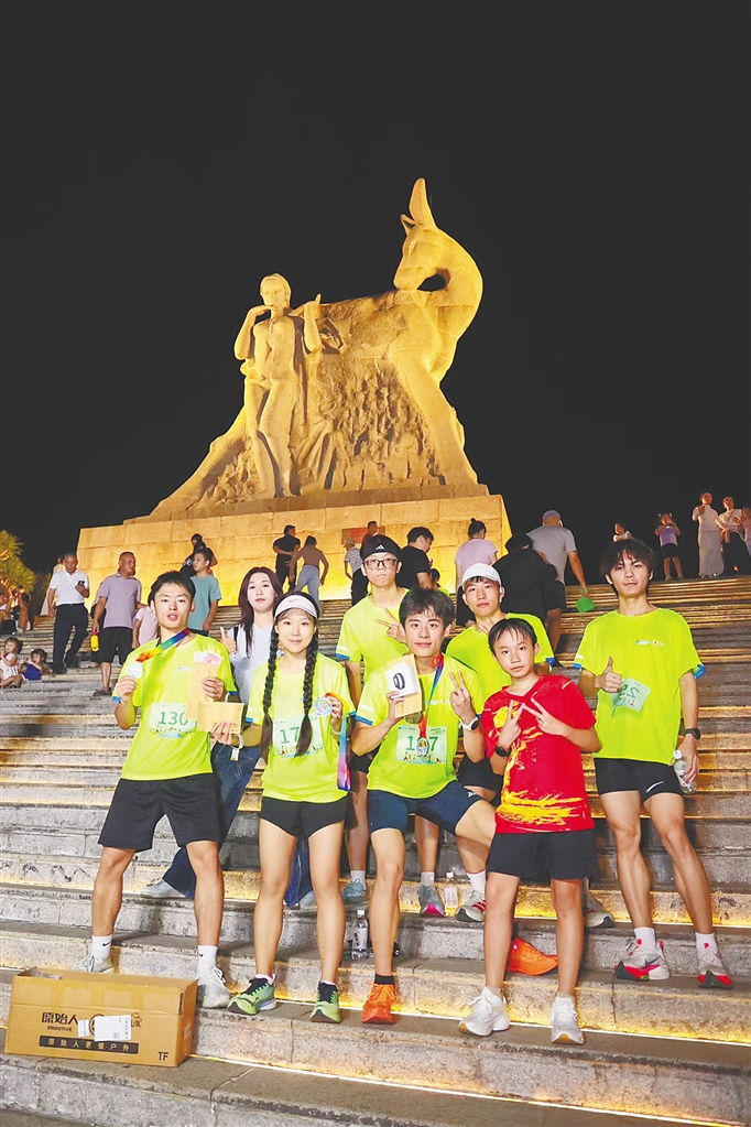 参加三亚鹿回头风景区荧光登山夜跑活动的游客合影留念。景区供图
